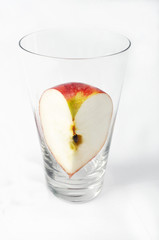 jabłko serce w szklance - obrazy, fototapety, plakaty