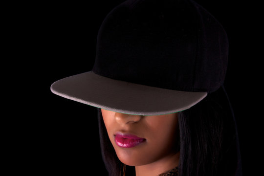 femme underground avec casquette rap