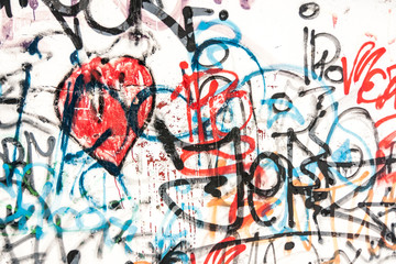 Geschilderde muur met graffiti door gefrustreerde vandaal