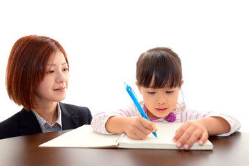 勉強に励む女の子