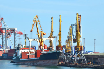 Fototapeta na wymiar Duże statek towarowy pod portu mostu suwnicy, Odessa, Ukraina