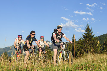 eine Gruppe Mountainbiker