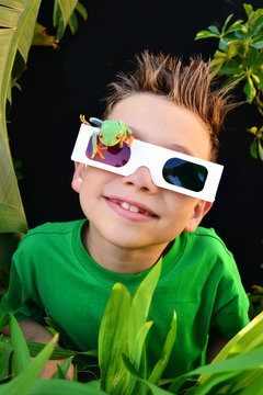 Kind sieht mit 3D-Brille