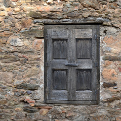 petite porte dans un  vieux mur de pierres