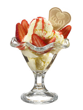 Eisbecher mit Erdbeeren