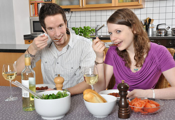 Junges Paar beim Abendessen