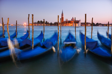Gondole e Isola di San Giorgio Maggiore al tramonto