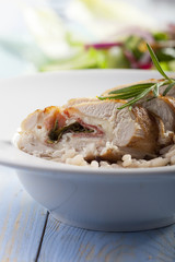 gefüllte Hühnerbrust auf Risotto
