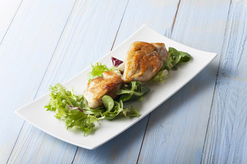 gegrillte Hühnerbrust auf Salat