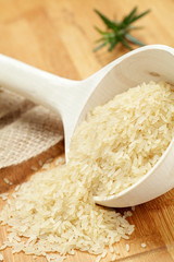 Ungekochter Reis in Holzkelle