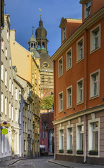 Fototapeta na wymiar Wąska ulica w starej średniowiecznej Rydze, Łotwa