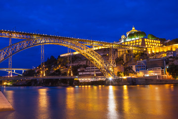 Fototapeta na wymiar Dom Luis I most na rzece Douro w nocy. Porto, Portugalia