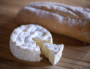 pain et fromage camembert français