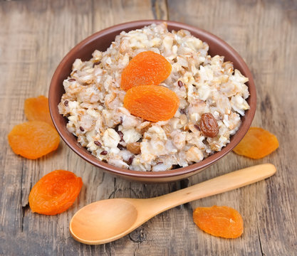 Porridge with dried apricots