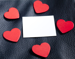 carte blanche entouré de coeurs rouge symbolique
