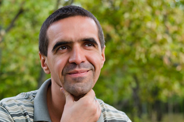 Obraz premium Smiling thoughtful man