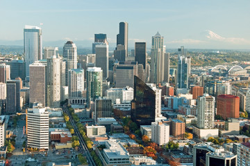 Fototapeta na wymiar Skyline Seattle z widokiem Mt.Rainier w odległości
