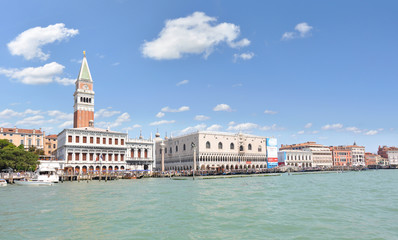 Fototapeta na wymiar St Marks bazylika i dzwonnica w Wenecja, Włochy