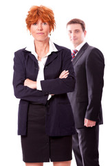 Geschäftsfrau mit ernstem Blick und schwarzer kleidung isoliert