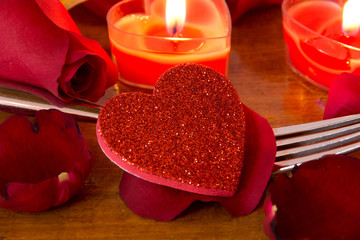 Fototapeta na wymiar Valentine świece z płatków róży