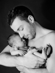 jeune papa et son bébé de 6 jours