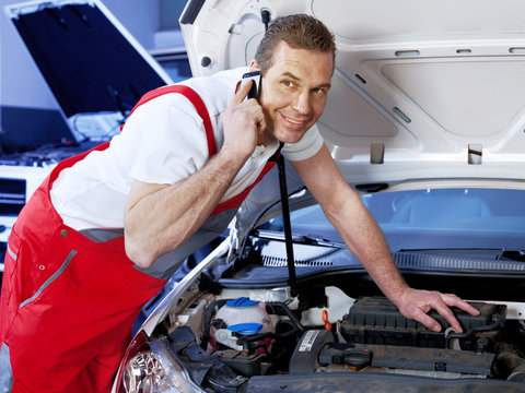 Car mechanic calls a customer before fixing the car