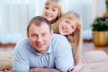 Obraz premium Man with daughters