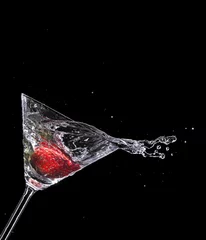 Crédence de cuisine en verre imprimé Éclaboussures deau Boisson Martini éclaboussures de verre sur fond noir