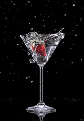 Foto op Canvas Martini drankje spatten uit glas op zwarte achtergrond © Jag_cz