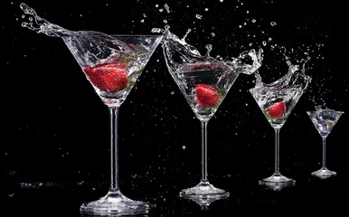 Foto auf Alu-Dibond Martini-Getränke mit Spritzern, auf schwarzem Hintergrund isoliert © Jag_cz