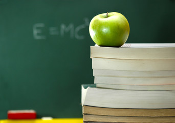 Manzana verde sobre unos libros