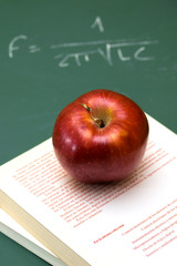 Manzana roja sobre unos libros