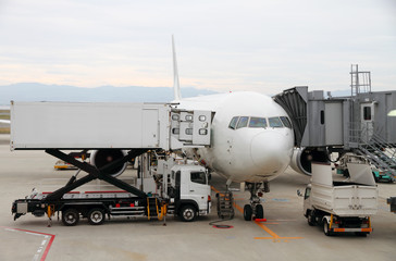 Fototapeta na wymiar Komercyjne samolot zaparkowany na lotnisku