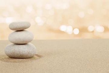 Foto op Plexiglas Balanceer zen stenen in zand op wit © ArtushFoto