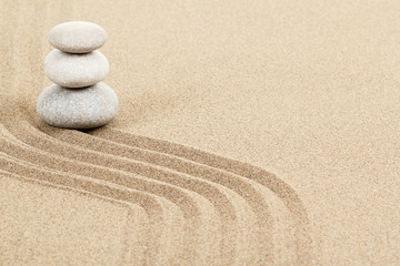 Naklejka premium Balansuj kamienie zen w piasku