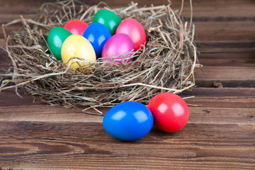 Farbige Ostereier vor Nest I