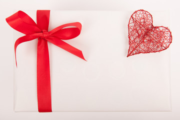 Paket mit Herz Kerzen und Schleife
