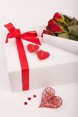 Paket mit Blumenstrauß Kerzen Deko Herz