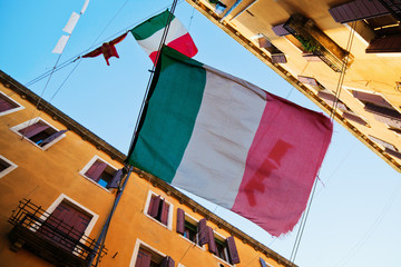 Italienflaggen in venezianischer Gasse