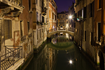 Obraz na płótnie Canvas Kanał w Wenecji w nocy