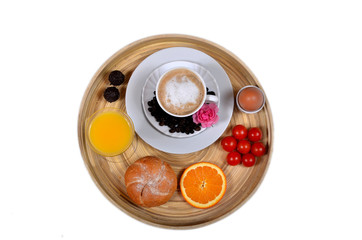Tablett mit Frühstück und Kaffee