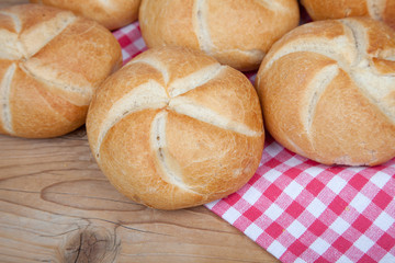 Brötchen auf Holz mit Tuch I