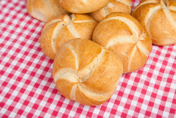 Broetchen auf Tuch III