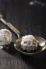 Trüffel auf Silberlöffel