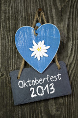 Blaues Holzherz mit Schiefertafel auf Holz und Oktoberfest