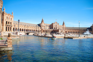 Obraz premium PLAZA DE ESPAÑA DE SEVILLA. VISTAS DESDE LA LAGUNA
