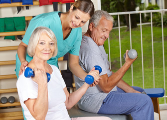 Physiotherapeutin hilft Senioren beim Hanteltraining