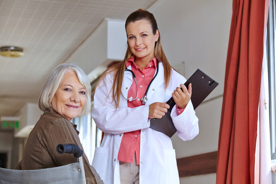 Seniorin mit Krankenschwester in Klinik