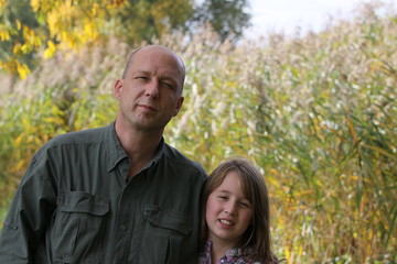 Vater und Tochter vor Maisfeld