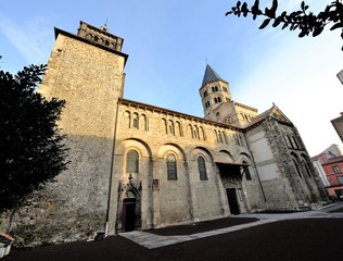 Fototapeta na wymiar Notre-Dame Basilica Port w Clermont-Ferrand